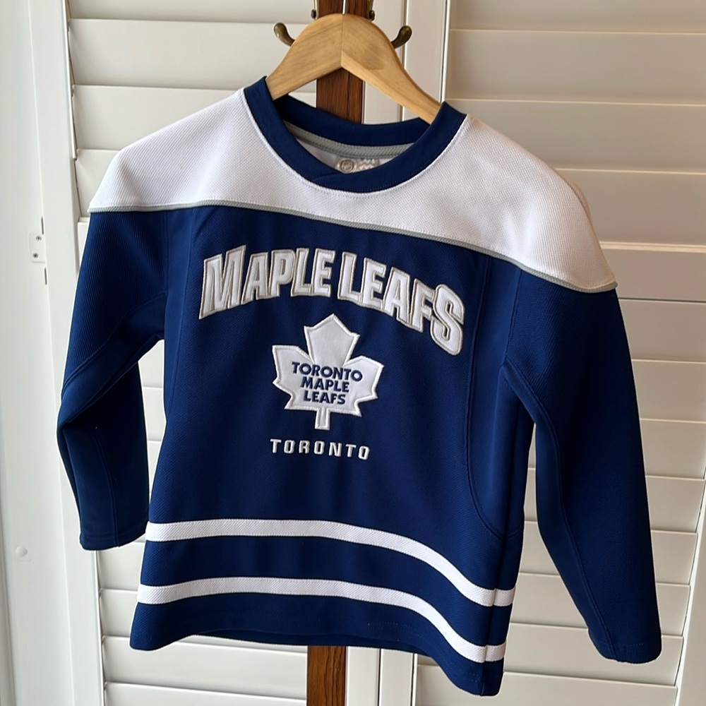 Maple Leafs Long Sleeve shirt. Jersey material. BLUE + WHITE * Small size 7/8
